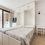 Sunny Apartment, Marina View