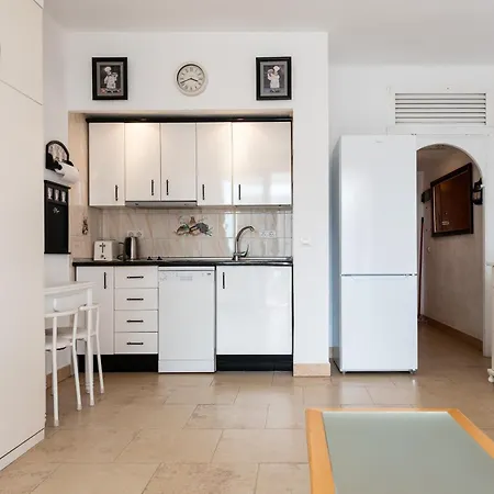 Sunny Apartment, Marina View