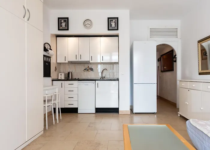 Sunny Apartment, Marina View