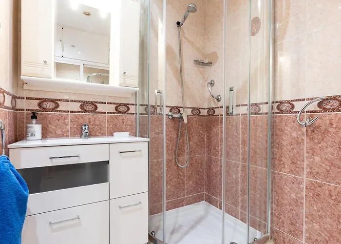 Sunny Apartment, Marina View