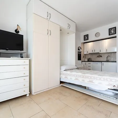 Sunny Apartment, Marina View